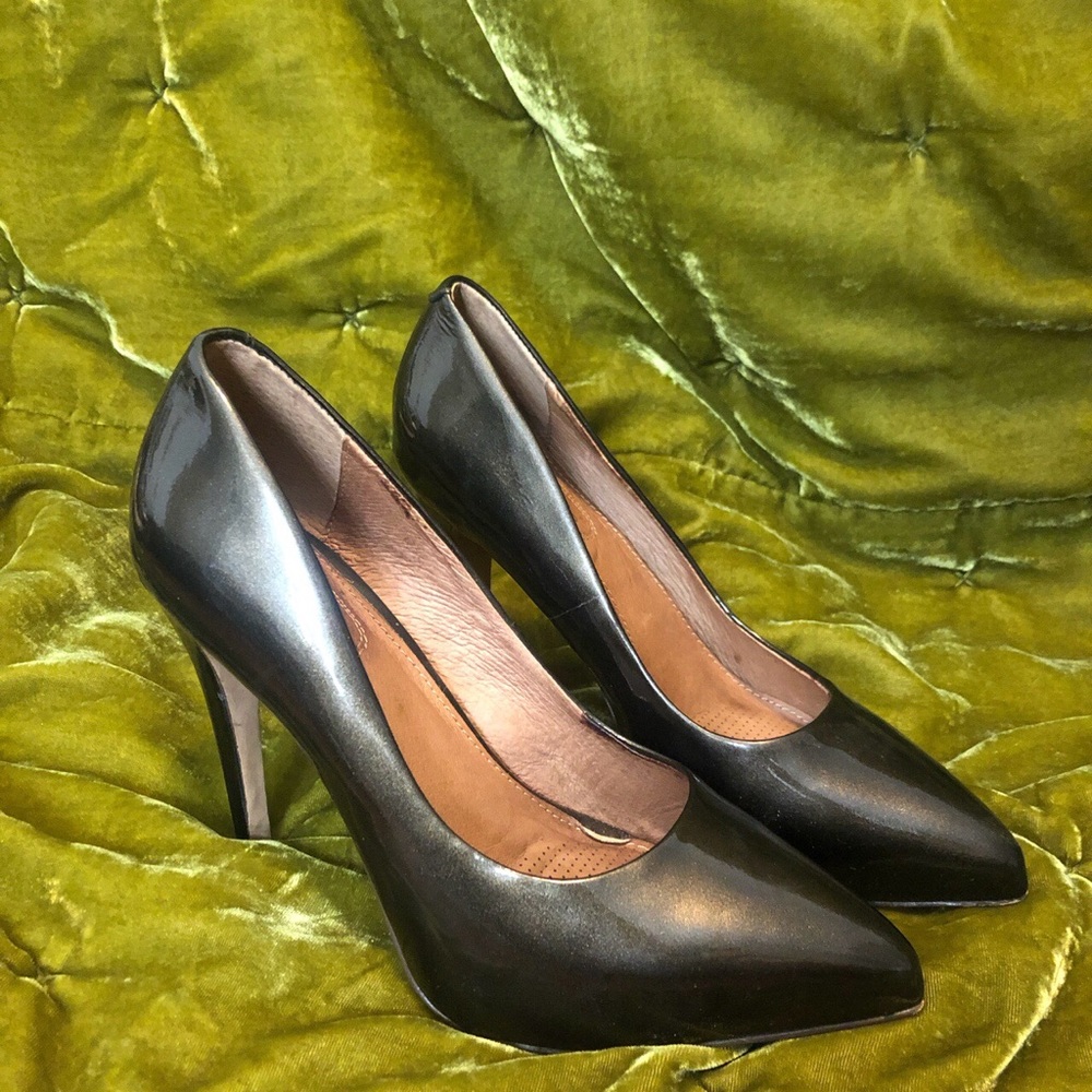 Brown metallic pointed heels